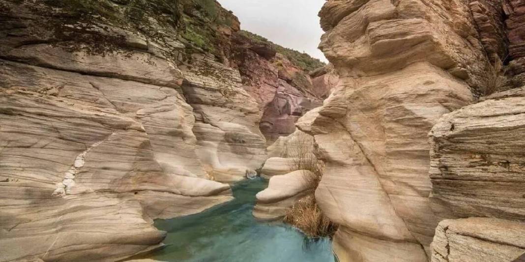 Doğanın zamana meydan okuduğu adres! Travertenlerin içindeki doğal oluşum: Yerli yabancı herkes akın ediyor 5